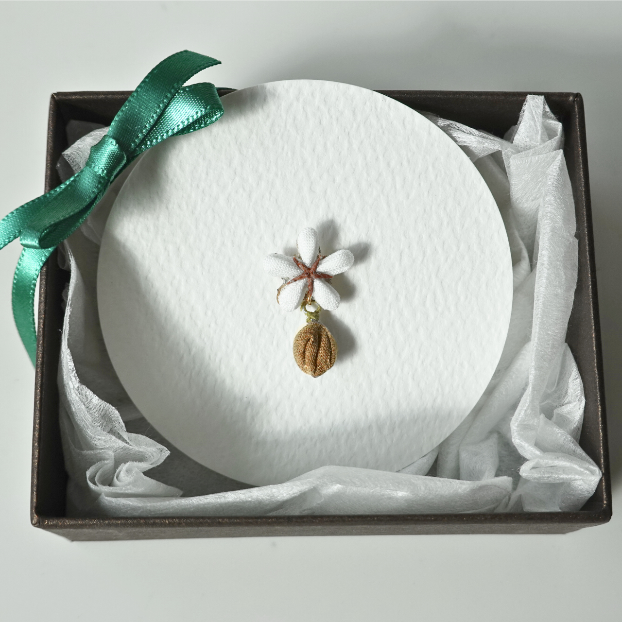 つまみ細工「コーヒーのピンバッジ」～にしみのおやさいクレヨン～【送料無料】