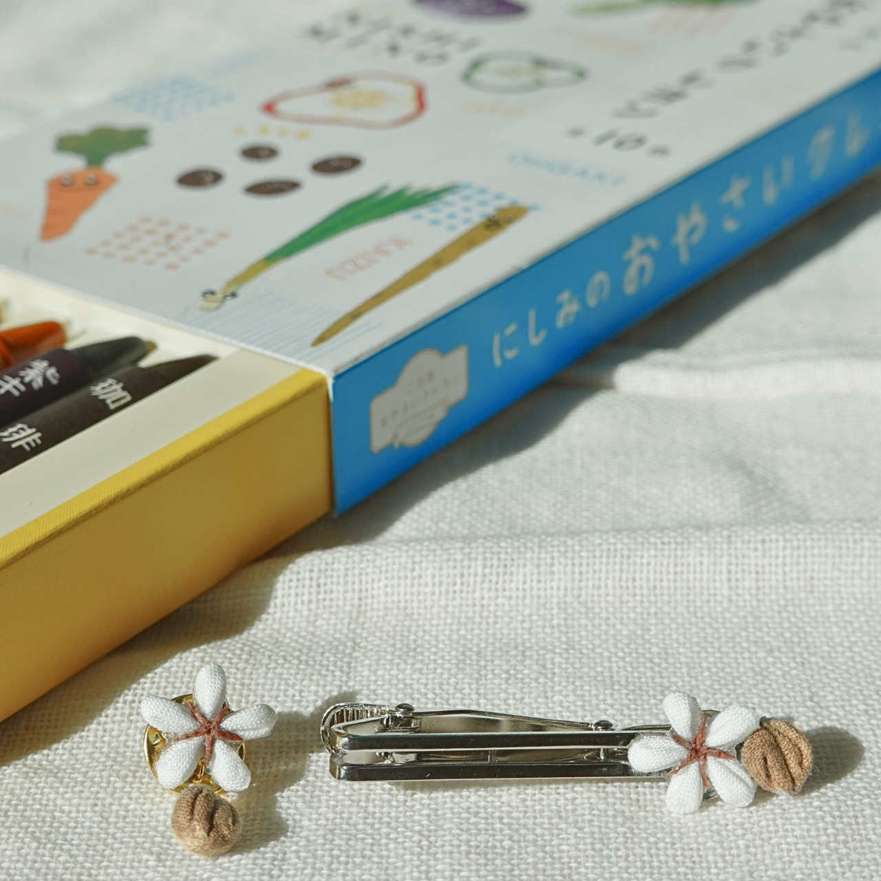 つまみ細工「コーヒーのネクタイピン」～にしみのおやさいクレヨン～【送料無料】